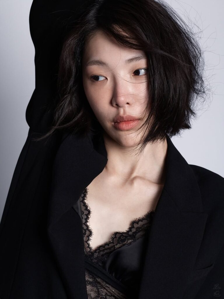 ADVERSUS Featured Model – Photo: Alessio Cristianini