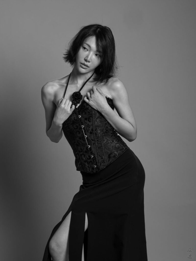 ADVERSUS Featured Model – Photo: Alessio Cristianini