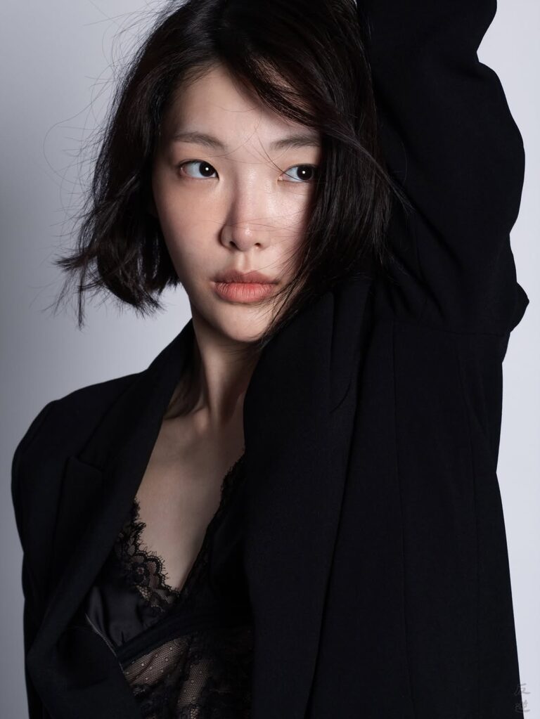 ADVERSUS Featured Model – Photo: Alessio Cristianini