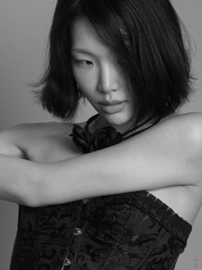 ADVERSUS Featured Model – Photo: Alessio Cristianini