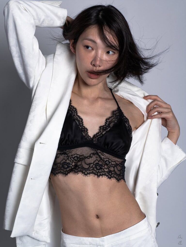 ADVERSUS Featured Model – Photo: Alessio Cristianini